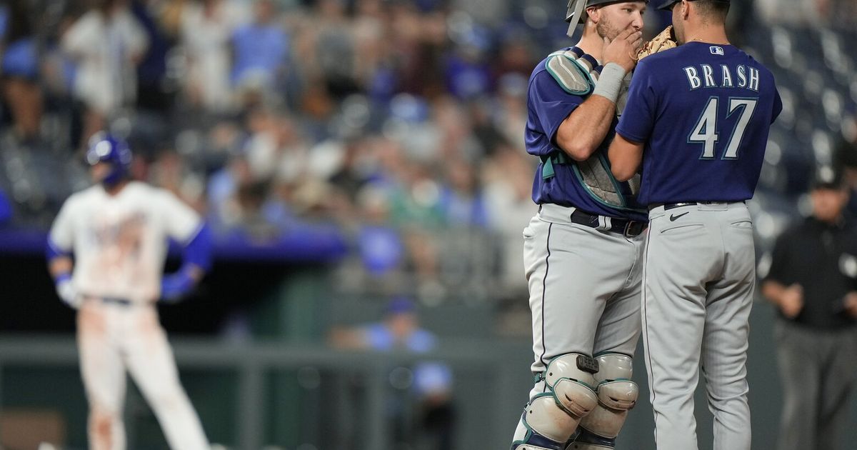 Royals spoil Mariners’ late rally with walkoff squeeze bunt