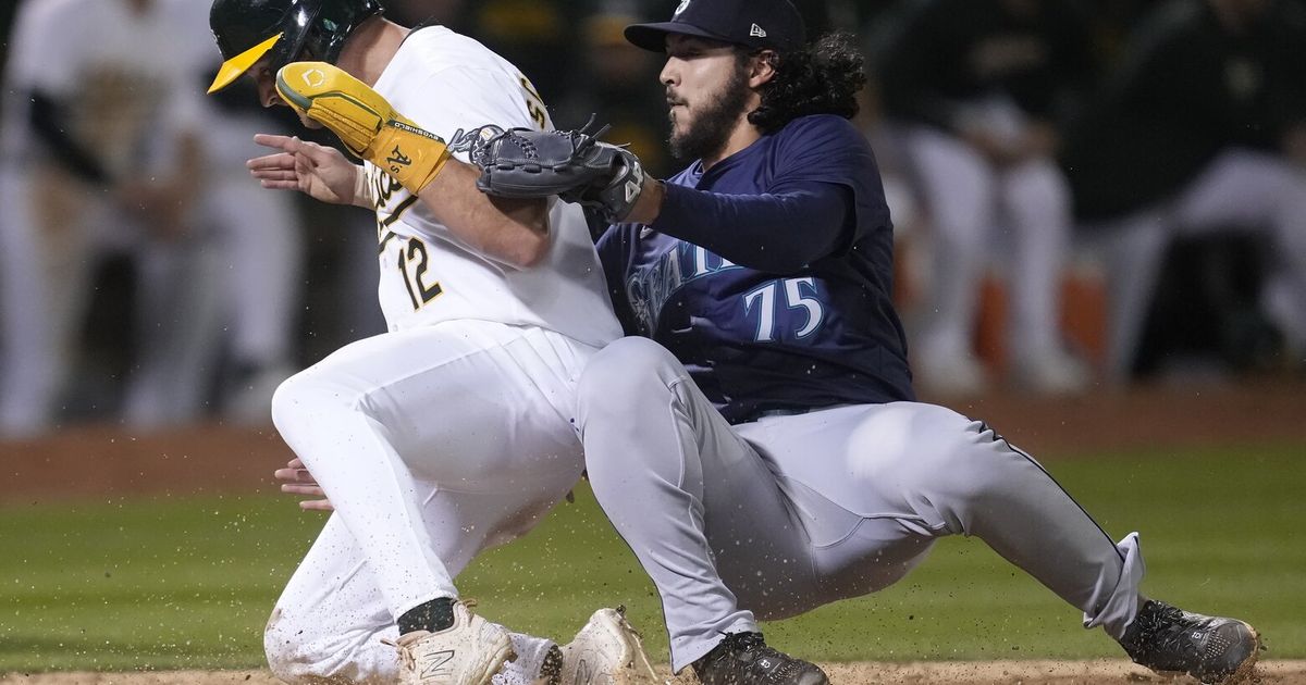 Andres Muñoz leaves games after collision in 9th, Mariners hold on to beat A’s