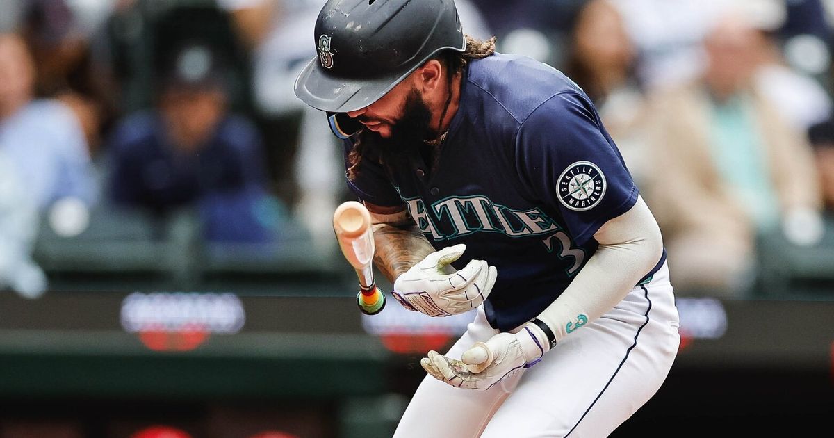 Mariners’ J.P. Crawford has hairline fracture in pinkie, headed to IL