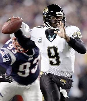 Jacksonville Jaguars QB Byron Leftwich (7) runs against Oakland