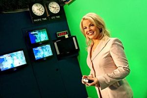 KING 5 anchor gets Mariners' logo shaved in head