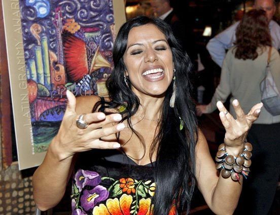 Lila Downs shakes demons, goes from “cantina” to “cure” | The 