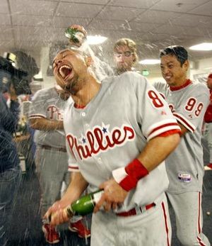 Victorino helps Phillies beat Mariners