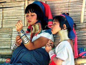 Padaung, the Long-Neck Women – Figments of a DuTchess