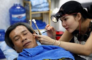 Vietnamese clients wax poetic over ear picking