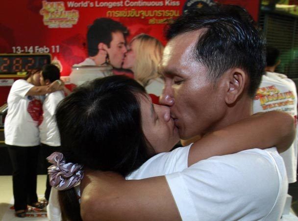 46-hour kiss smacks of history | The Seattle Times