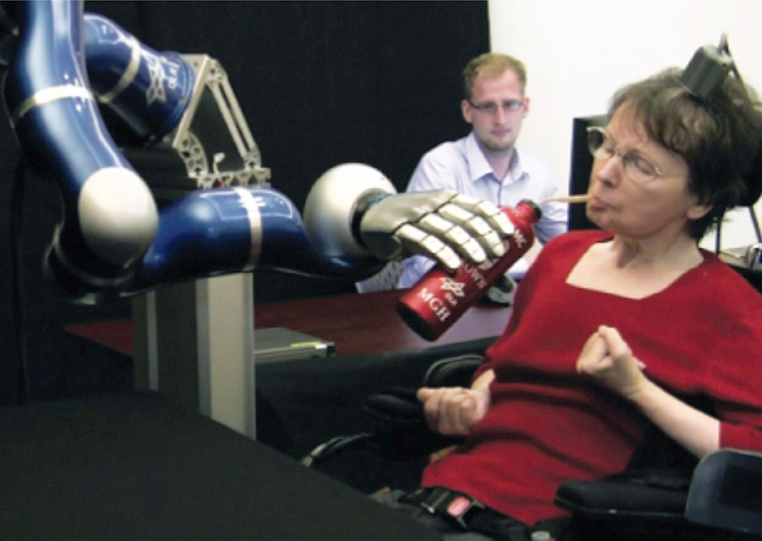 Amputees control a robotic arm with their mind - Today's Medical