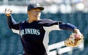 Mariners pitcher Taijuan Walker and his mother keep game in