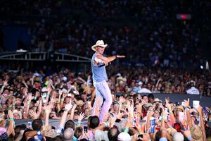 Kenny Chesney Works Out With the Seattle Seahawks