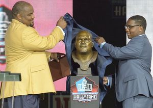 Pro Football Hall of Famer Walter Jones Becomes 11th Member of Seattle  Seahawks' Ring of Honor — Sports Speakers 360 Blog