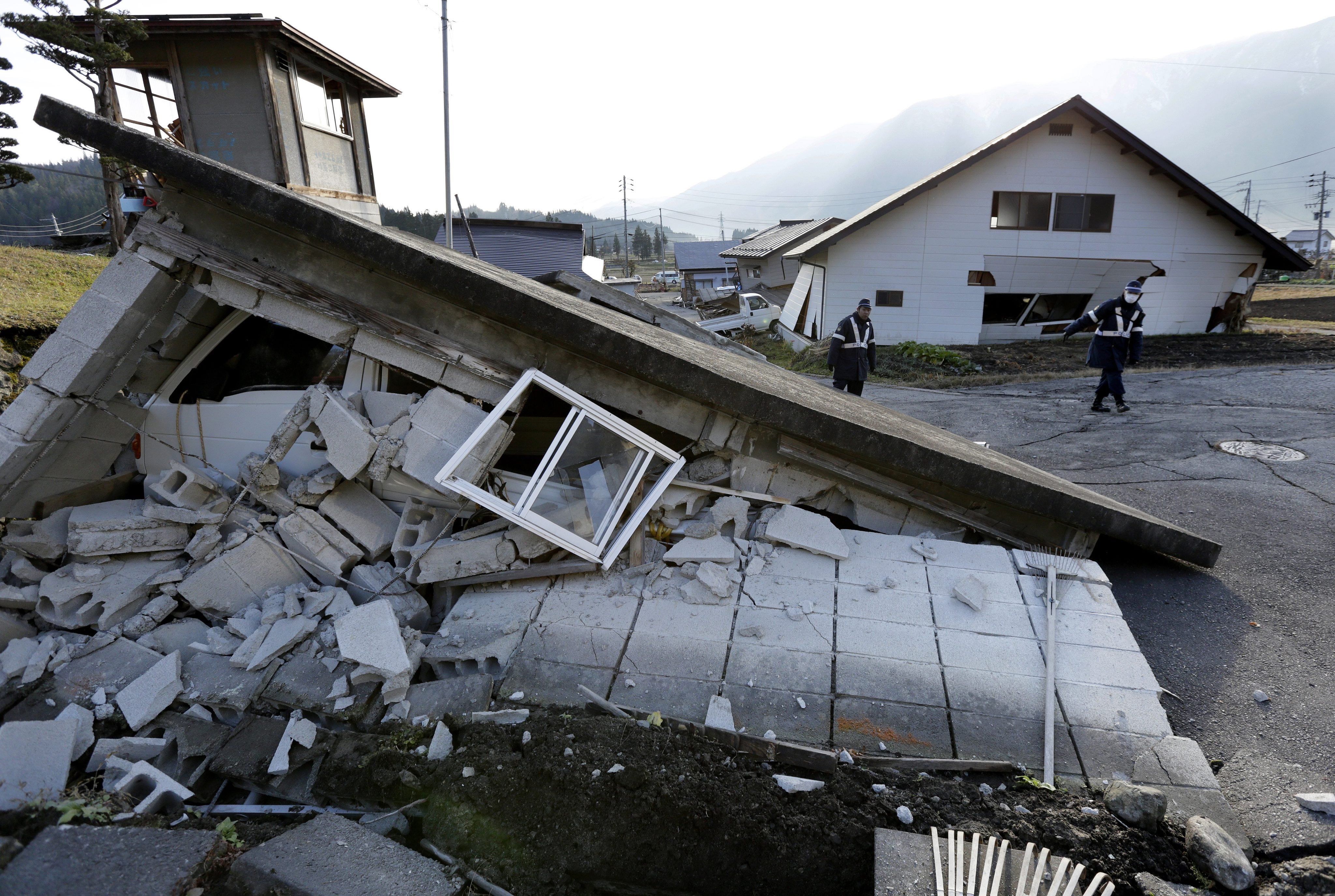 Dozens take refuge from Japan quake aftershocks | The Seattle Times