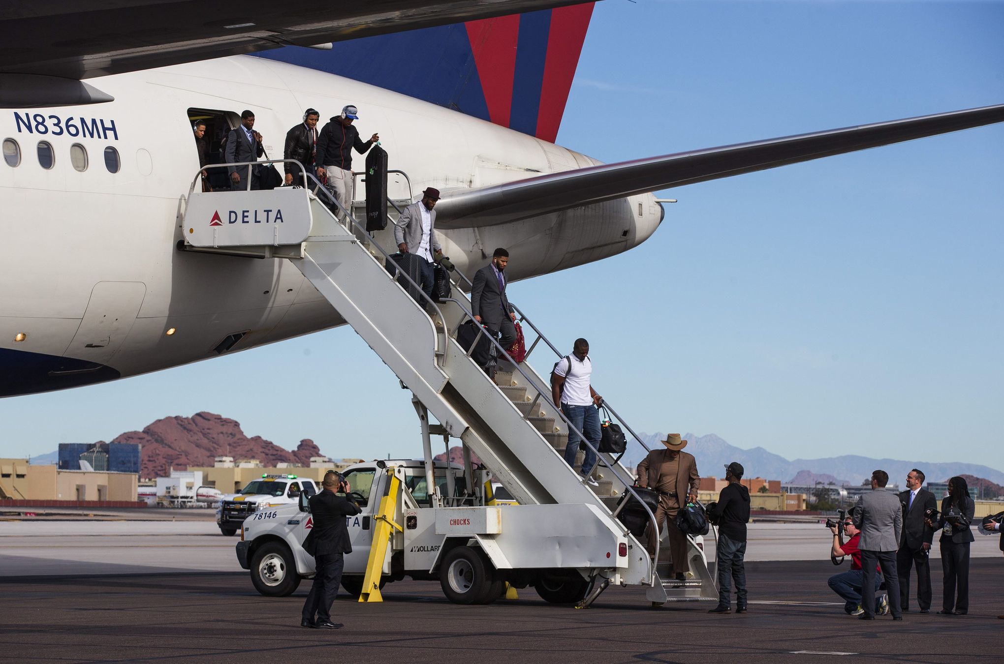 Seattle Seahawks arrive at Phoenix Sky Harbor