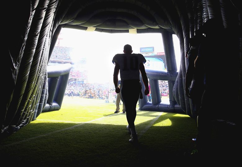 Seattle Cheers Jake Locker as He Ends Husky Career - The New York Times