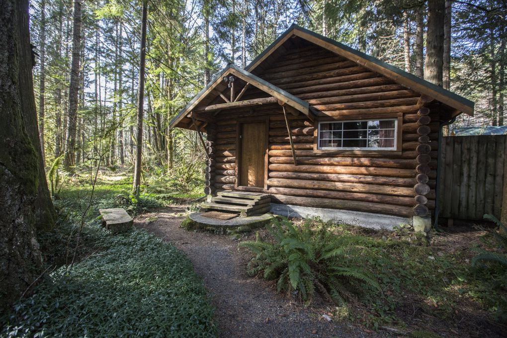 The one-room Copper Creek Log Cabin, built in the 1950s, has its own kitchen, but is also just steps away from the restaurant at Copper Creek Inn. (Steve Ringman/The Seattle Times)
