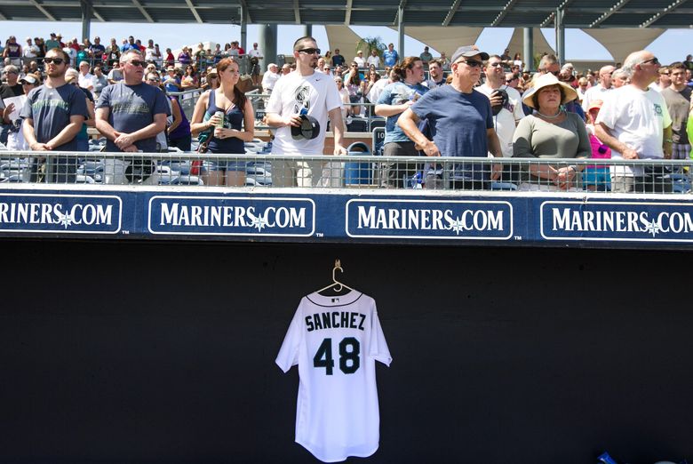 Felix Hernandez's son threw a Father's Day first pitch in a full Mariners  uniform