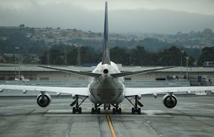 SAN FRANCISCO, CA – JUNE 10:  A United Airlines plane sits on the tarmac at San Francisco International Airport on June 10, 2015 in San Francisco, California.  The Environmental Protection Agency is taking the first steps to start the process of regulating greenhouse gas emissions from airplane exhaust.  (Photo by Justin Sullivan/Getty Images)