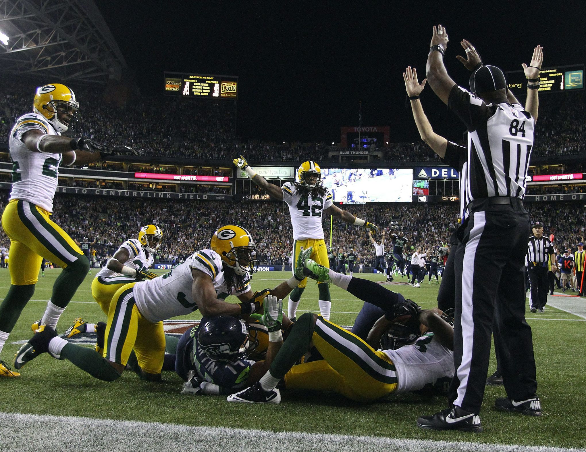 Packers beat Lions 27-23 on Rodgers-to-Rodgers Hail Mary