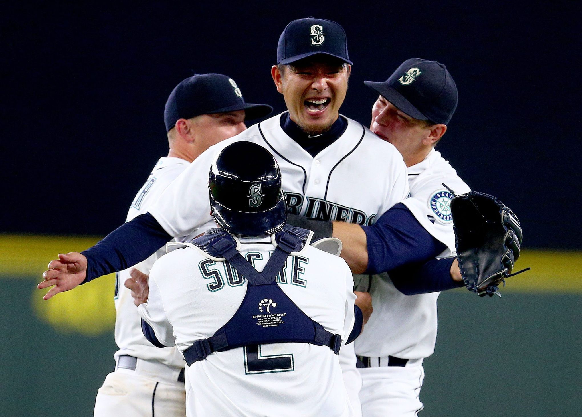 Mariners pitcher Hisashi Iwakuma throws no-hitter in 3-0 win over