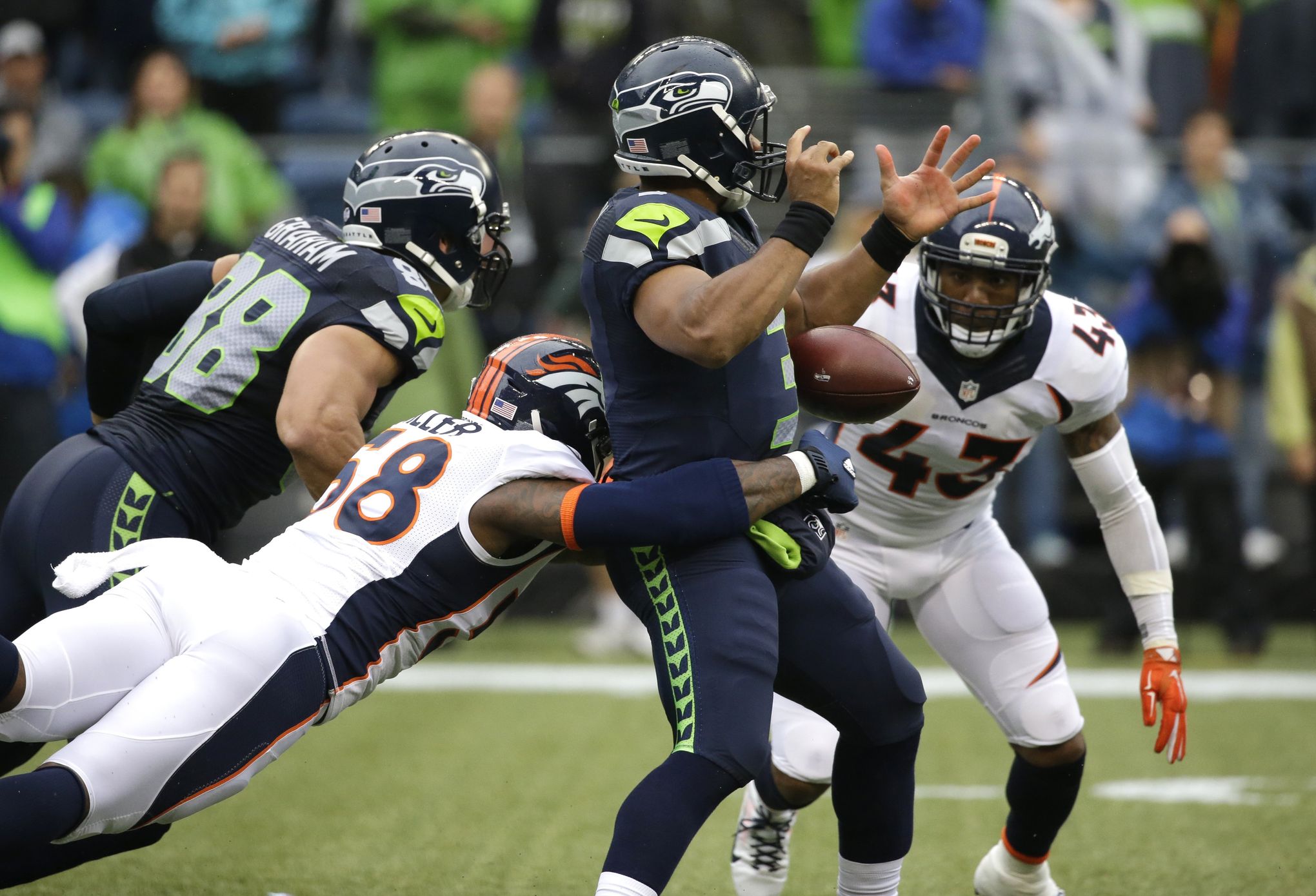 Seahawks survive Wilson's return, edge Broncos on missed FG - West