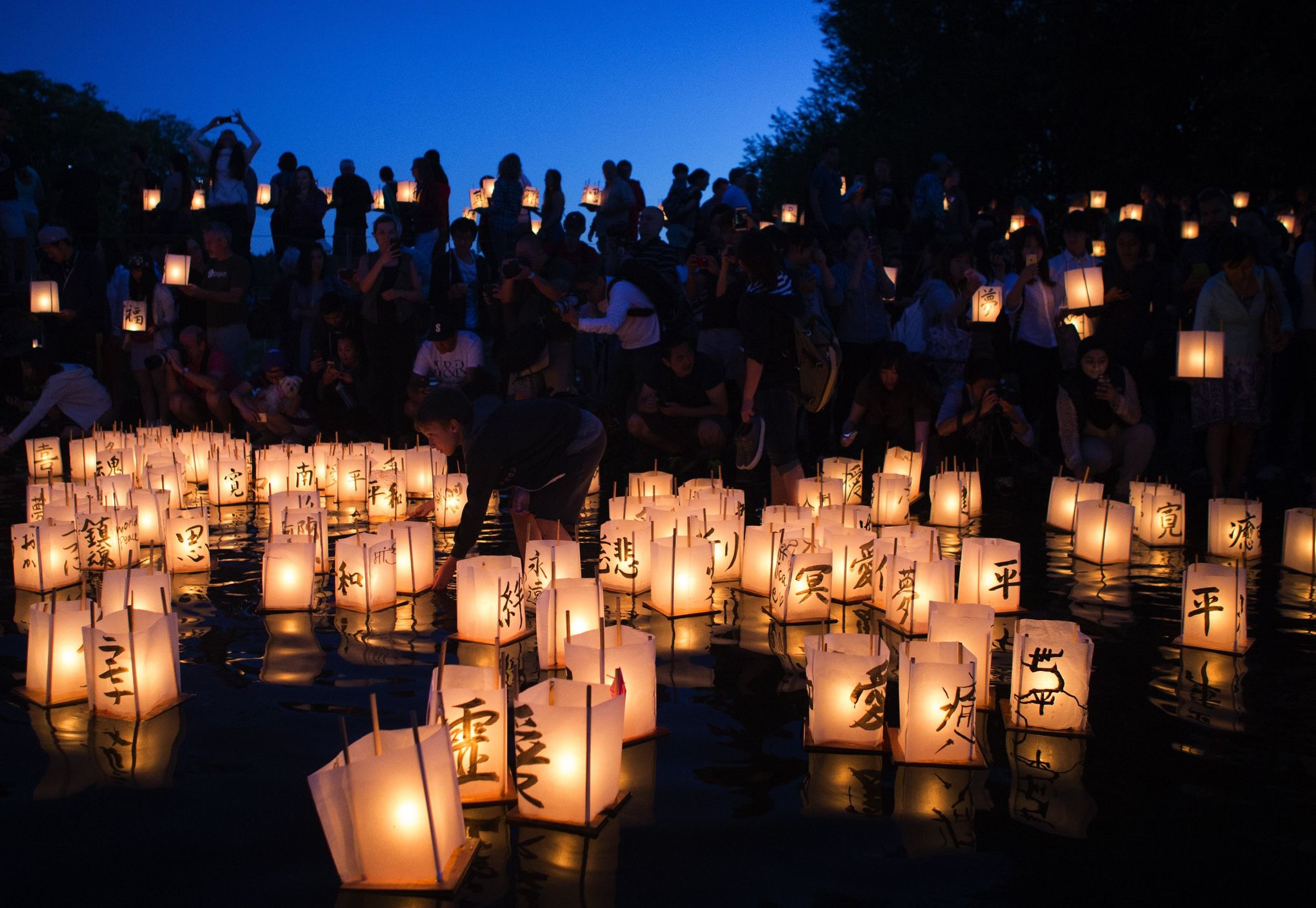 Green Lake gathering pays tribute to Hiroshima victims | The Seattle Times