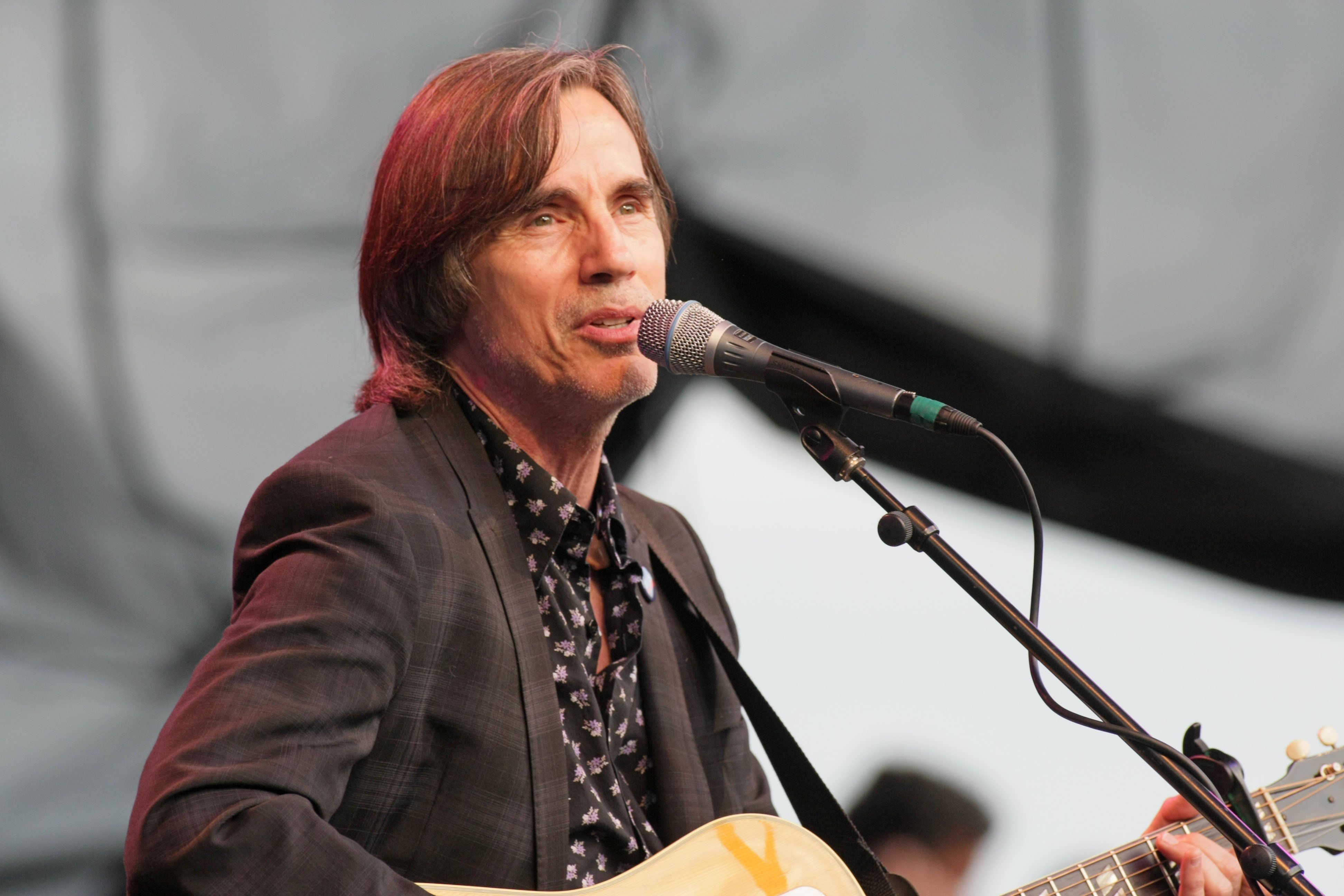 Jackson Browne sings for the faithful at Chateau Ste
