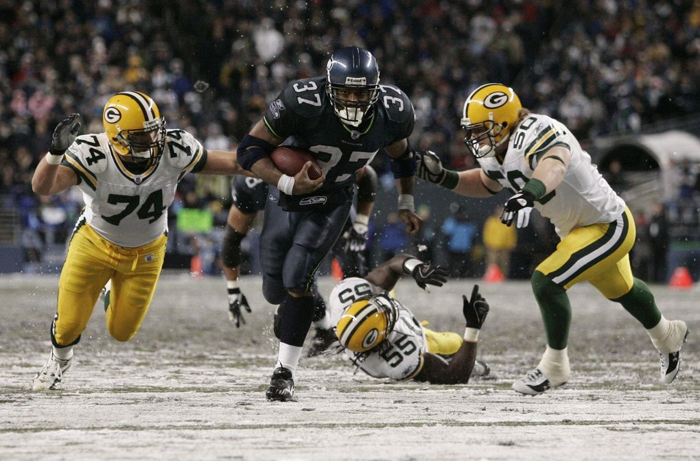 Seattle’s Shaun Alexander runs away from some Green Bay Packers in the fourth quarter. (John Lok / The Seattle Times)