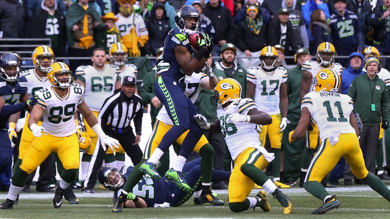 Photo: Seattle Seahawks fan makes fun of the Green Bay Packers