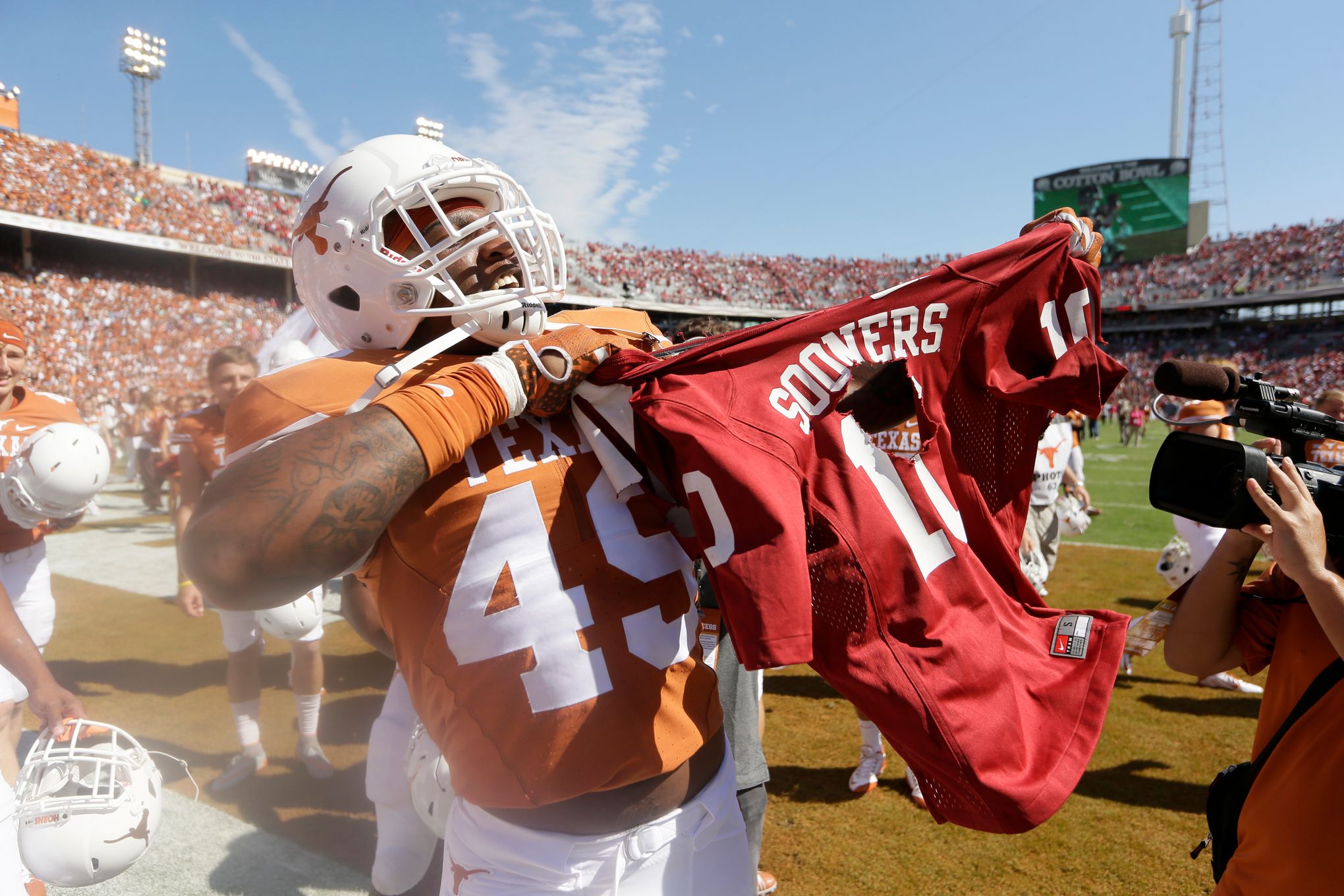 October 14, 2017:Oklahoma Sooners quarterback Baker Mayfield (6) celebrates  with the GOLDEN HAT trophy after the Red River Showdown NCAA Football game  between the University of Oklahoma Sooners and the University of