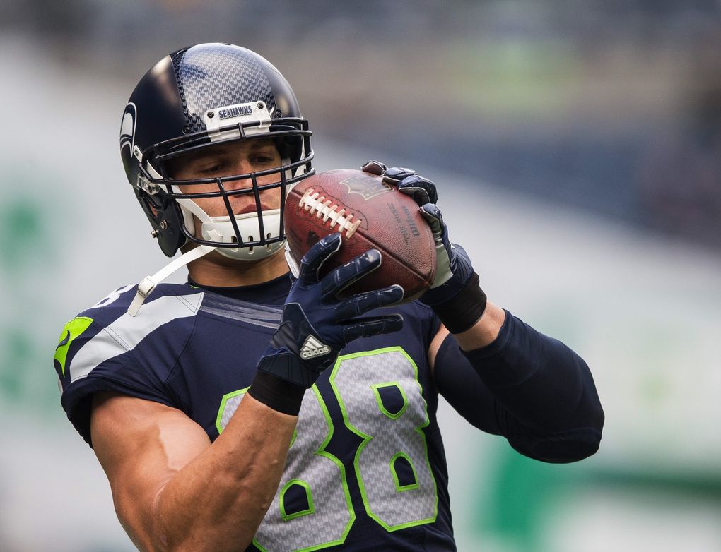 Jimmy Graham warms up with a few catches from Russell Wilson before the Seahawks’ game against the Steelers on Nov. 29, 2015, in Seattle. (Dean Rutz / The Seattle Times)