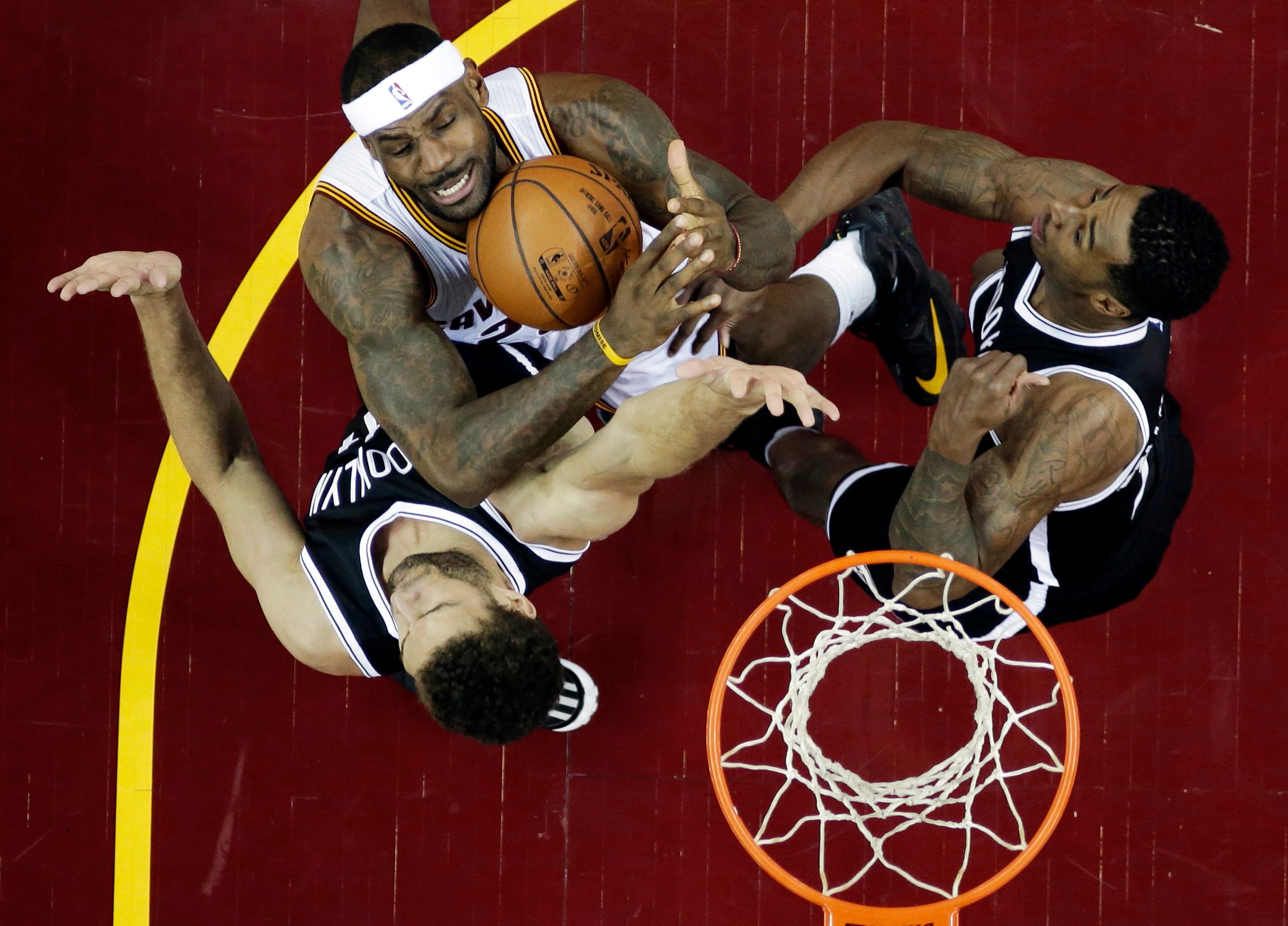 LeBron James' last-second basket lifts Cleveland Cavaliers to
