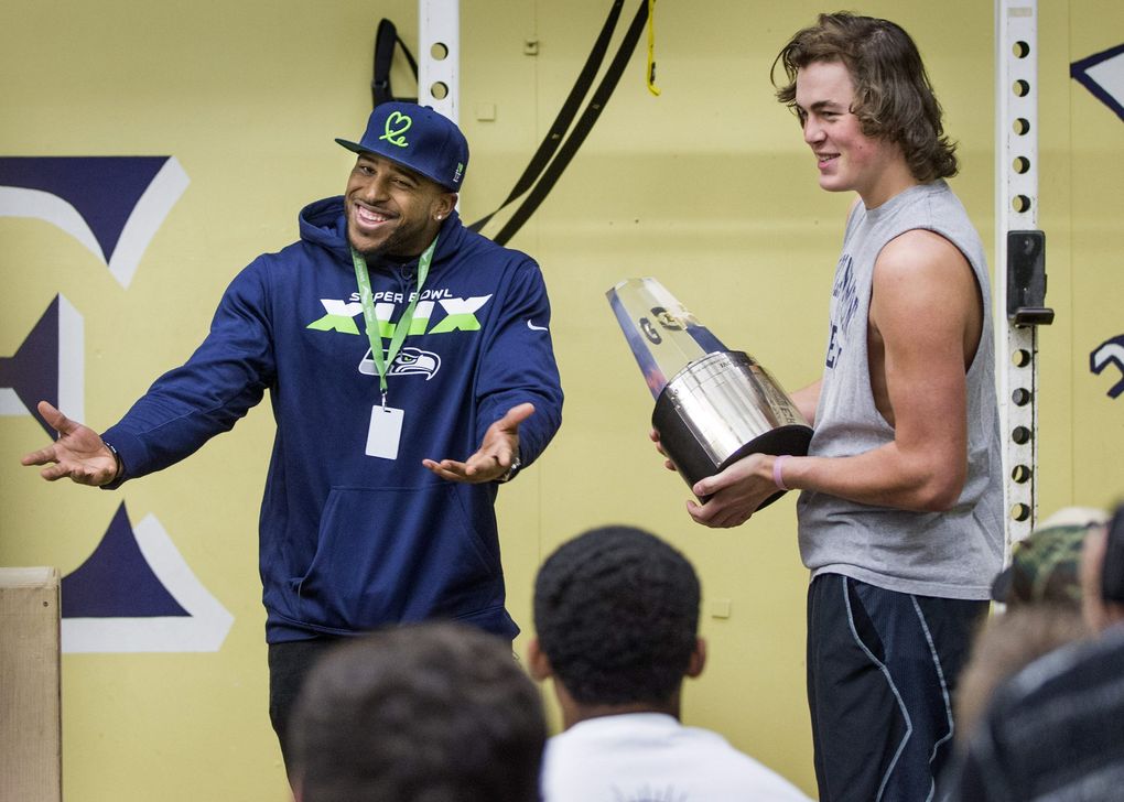 Bobby Wagner of the Seahawks was on hand Tuesday as Lake Stevens quarterback Jacob Eason, right, received the Gatorade National Player of the Year award during a surprise announcement in the school’s weight room. (Mike Siegel / The Seattle Times)