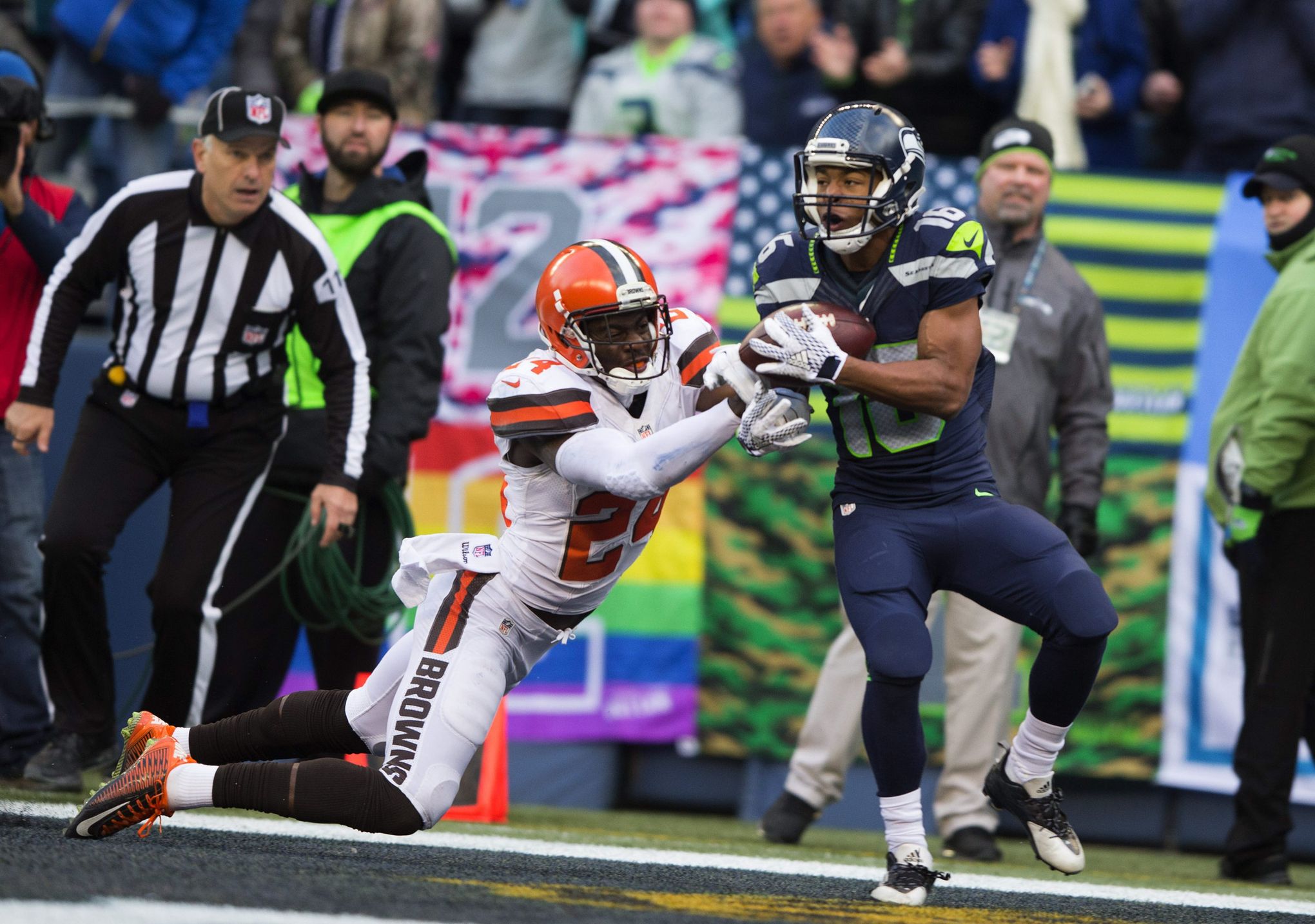 Seahawks clinch playoff berth with 30-13 win over Browns