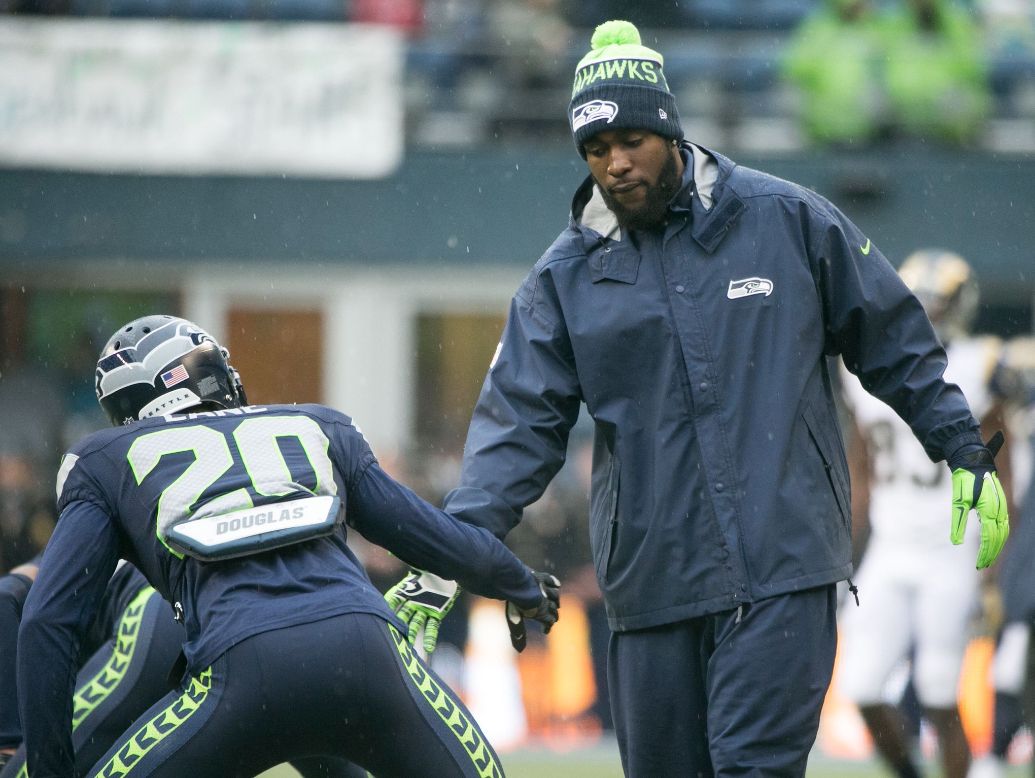 Marshawn Lynch sports Kam Chancellor's jersey at practice