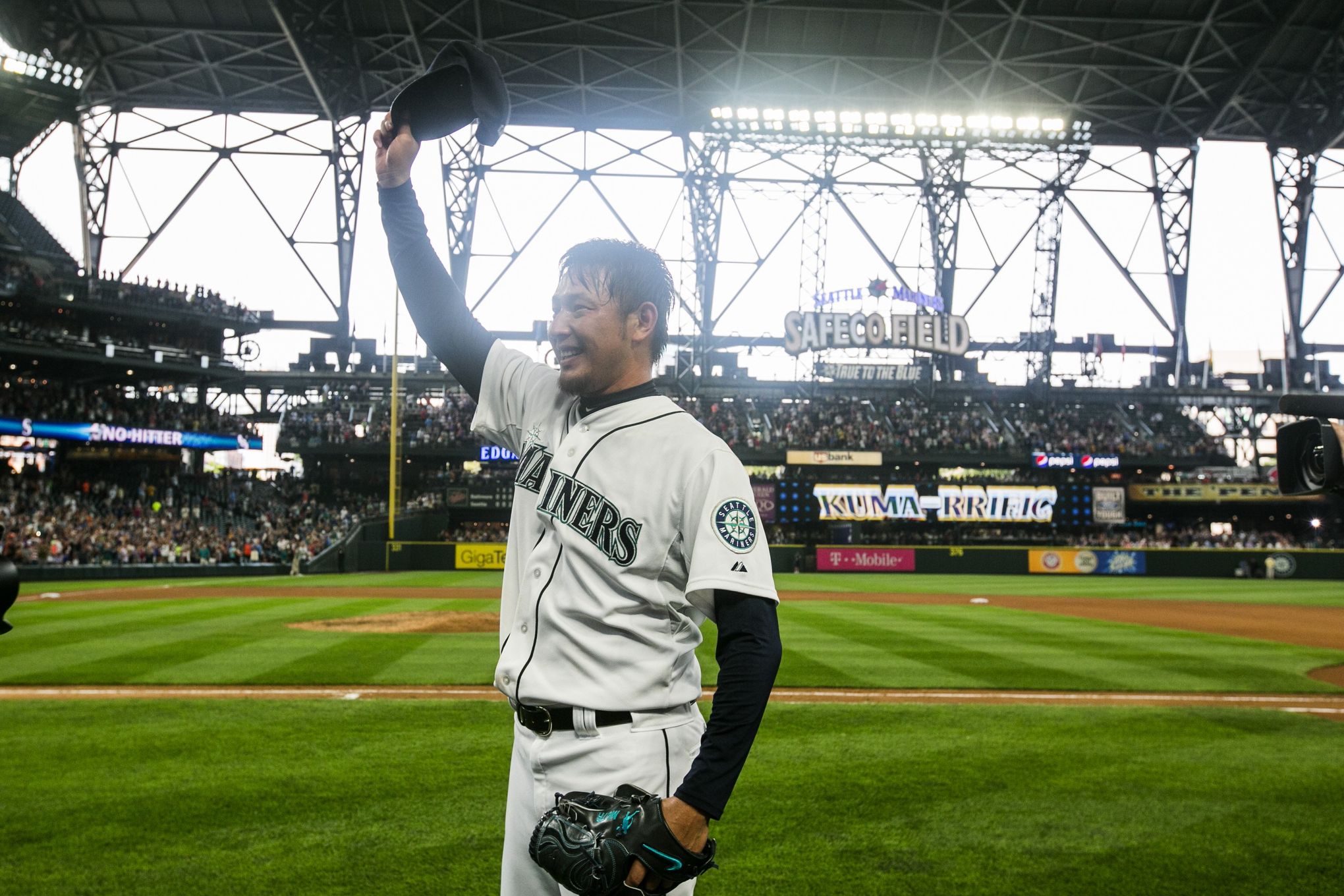 MLB News: Hisashi Iwakuma Re-Signs With Seattle Mariners