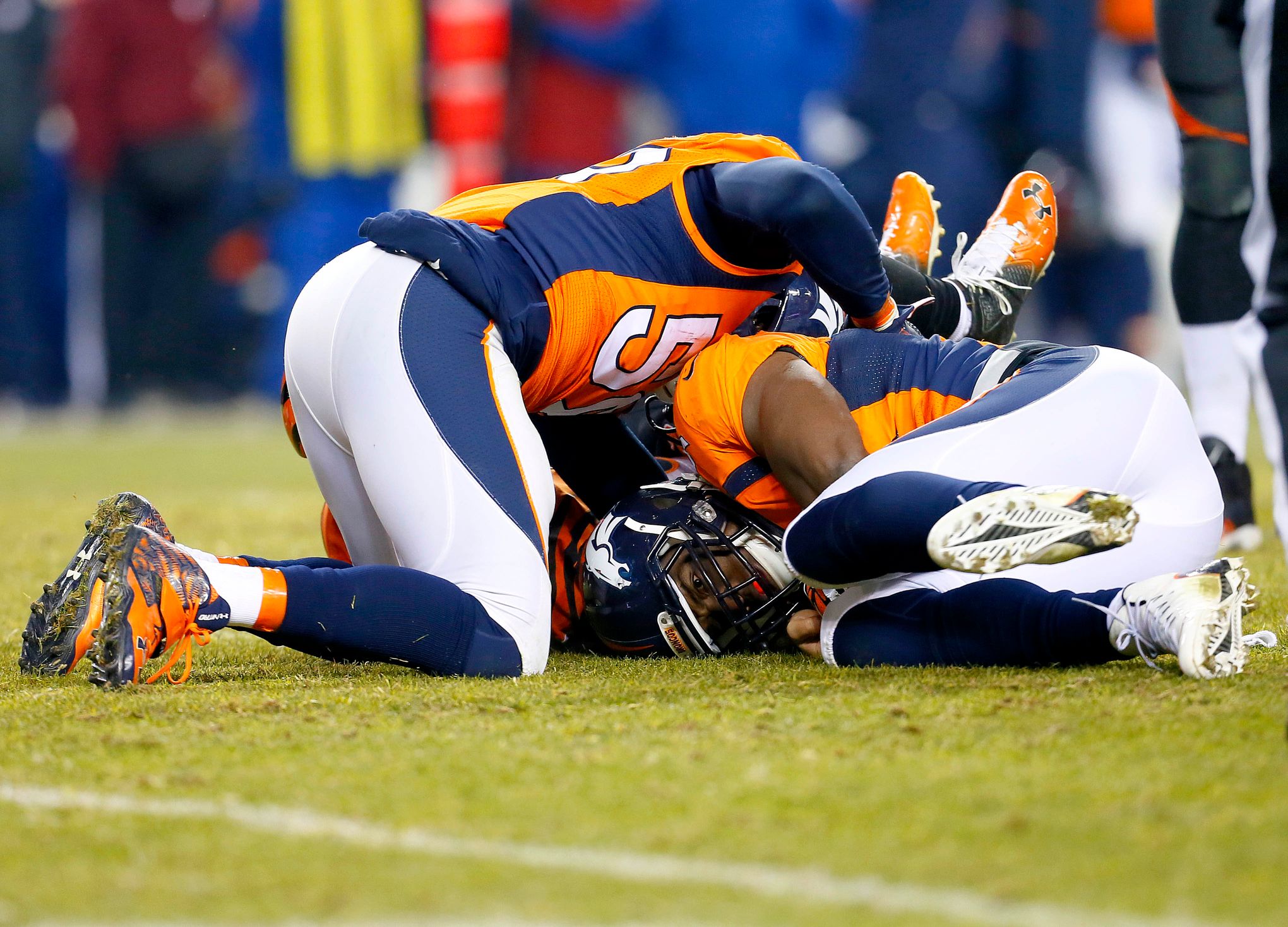 Ware recovers fumble to seal Broncos' 20-17 win over Bengals