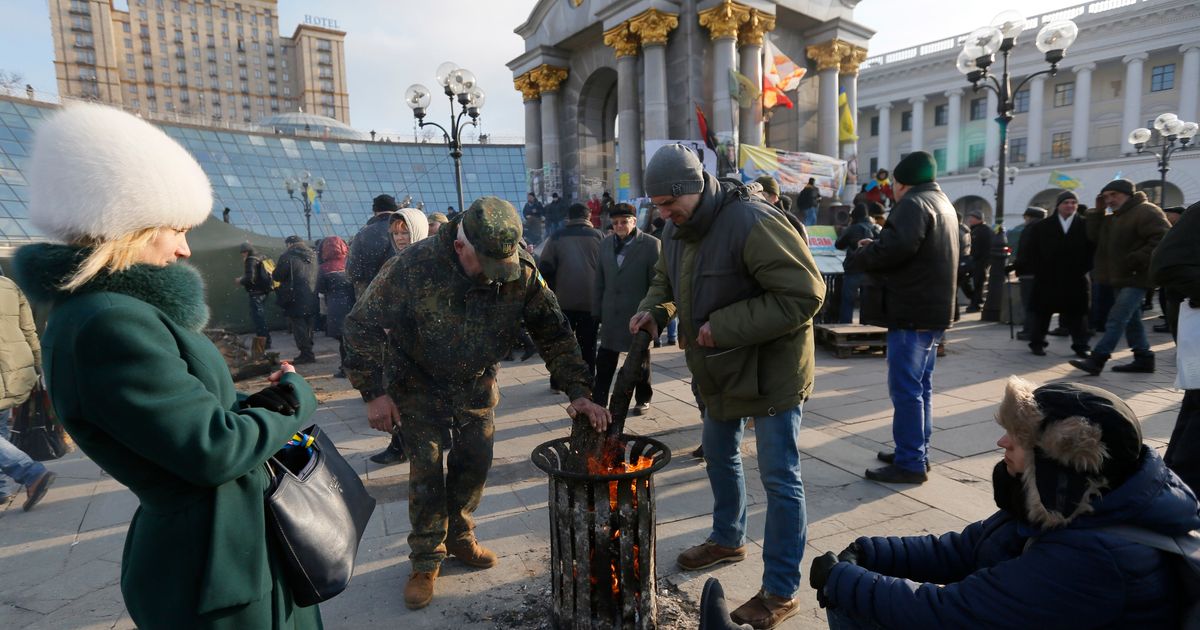 Обстановка в киеве. Киев 3 Майдан. Площадь Майдана в Киеве онлайн сейчас. Ситуация на Майдане сегодня. Ангел с мечом Киев.на площади Майдана.