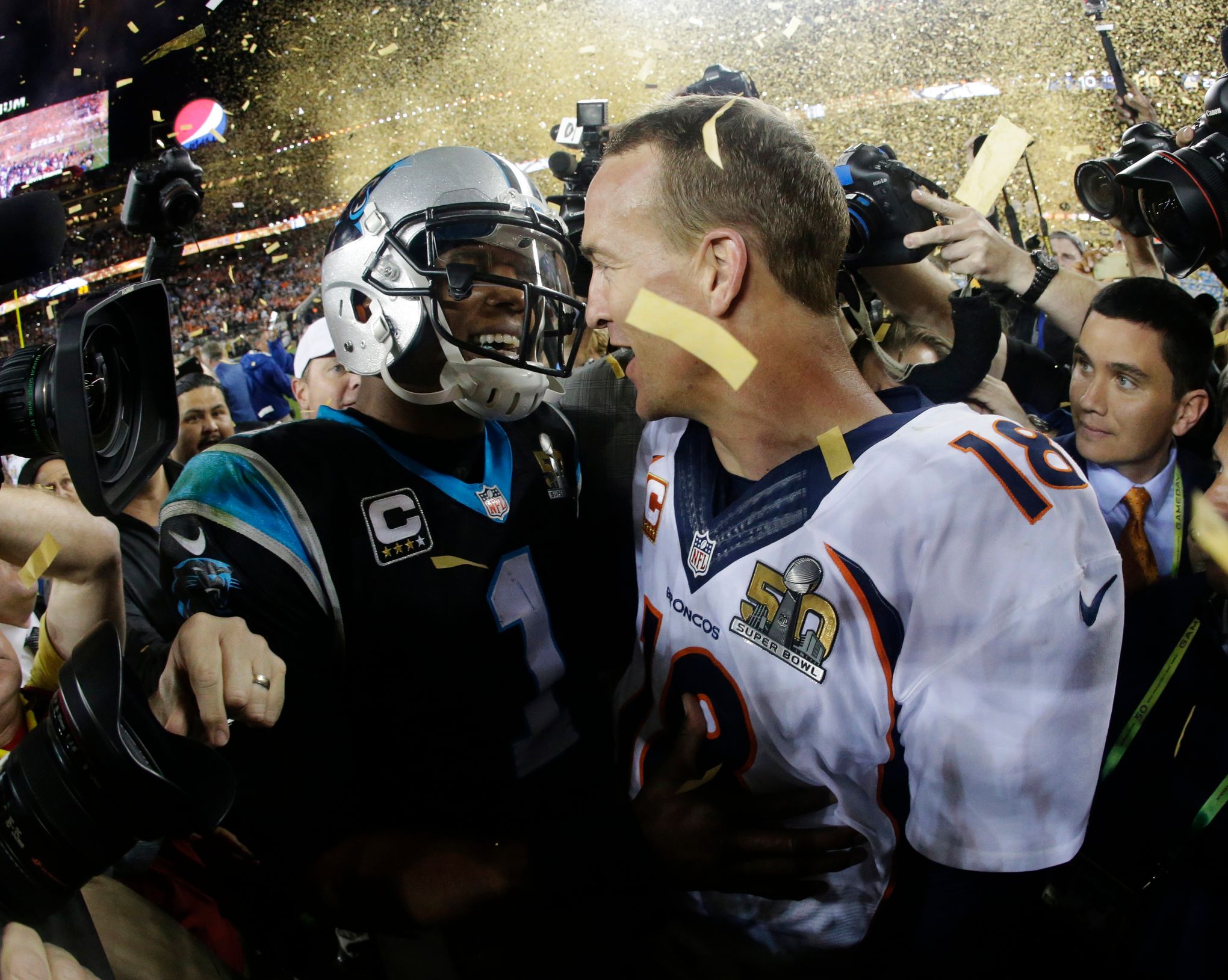 Super Bowl 2016: Broncos defense smothers Panthers in 24-10 win