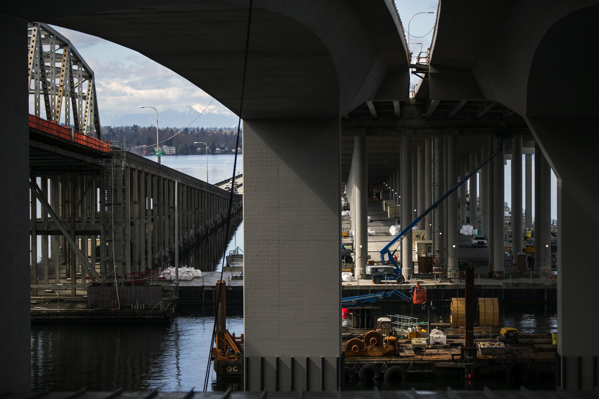 Заклепка с дворцового моста. Дороги и транспорт подмосковья. Понтонный мост казань. Поплывший мост. Поплывший мост.