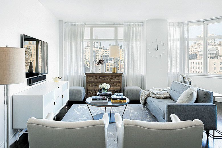 The owner of this Greenwich, Conn., home used design blogs and other online resources to help design the living room. (Décor Aid via TNS)