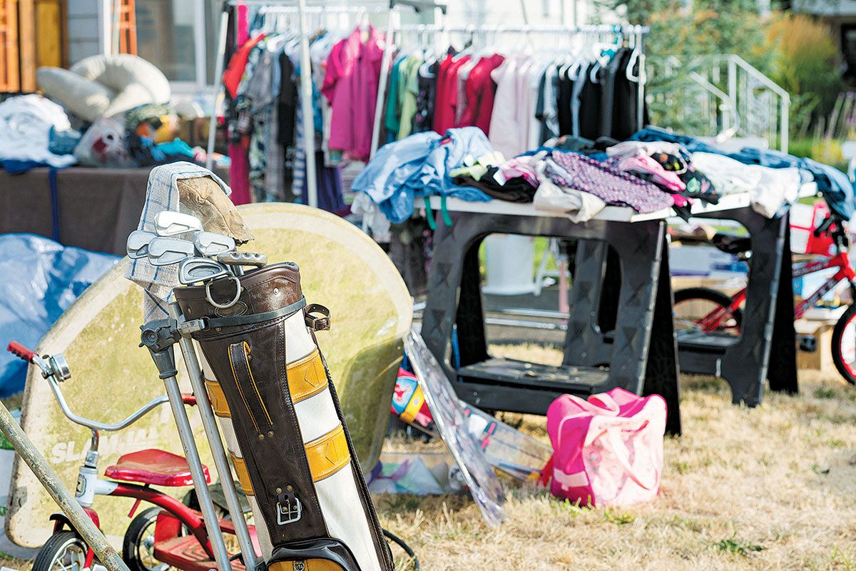 Making clothing racks discount for garage sale