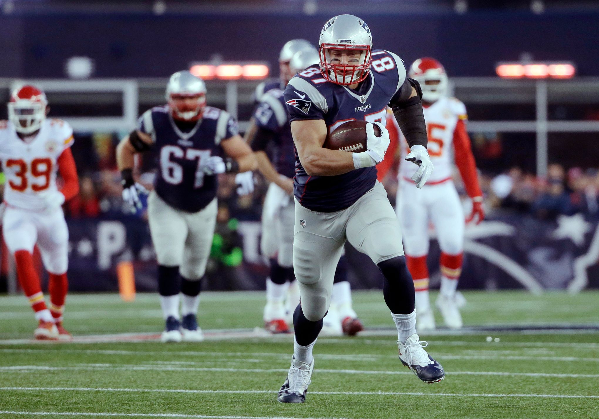 New England Patriots Rob Gronkowski tries to make a one handed