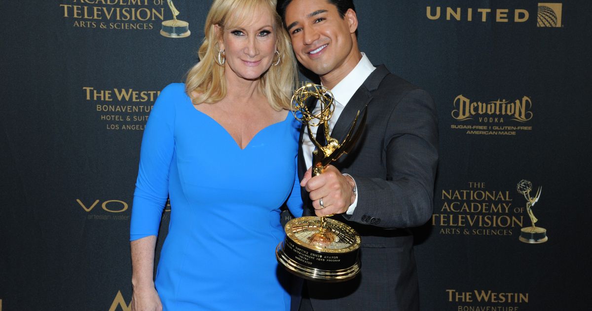 Kelly Ripa Michael Strahan Share In Daytime Emmy Award The Seattle Times 