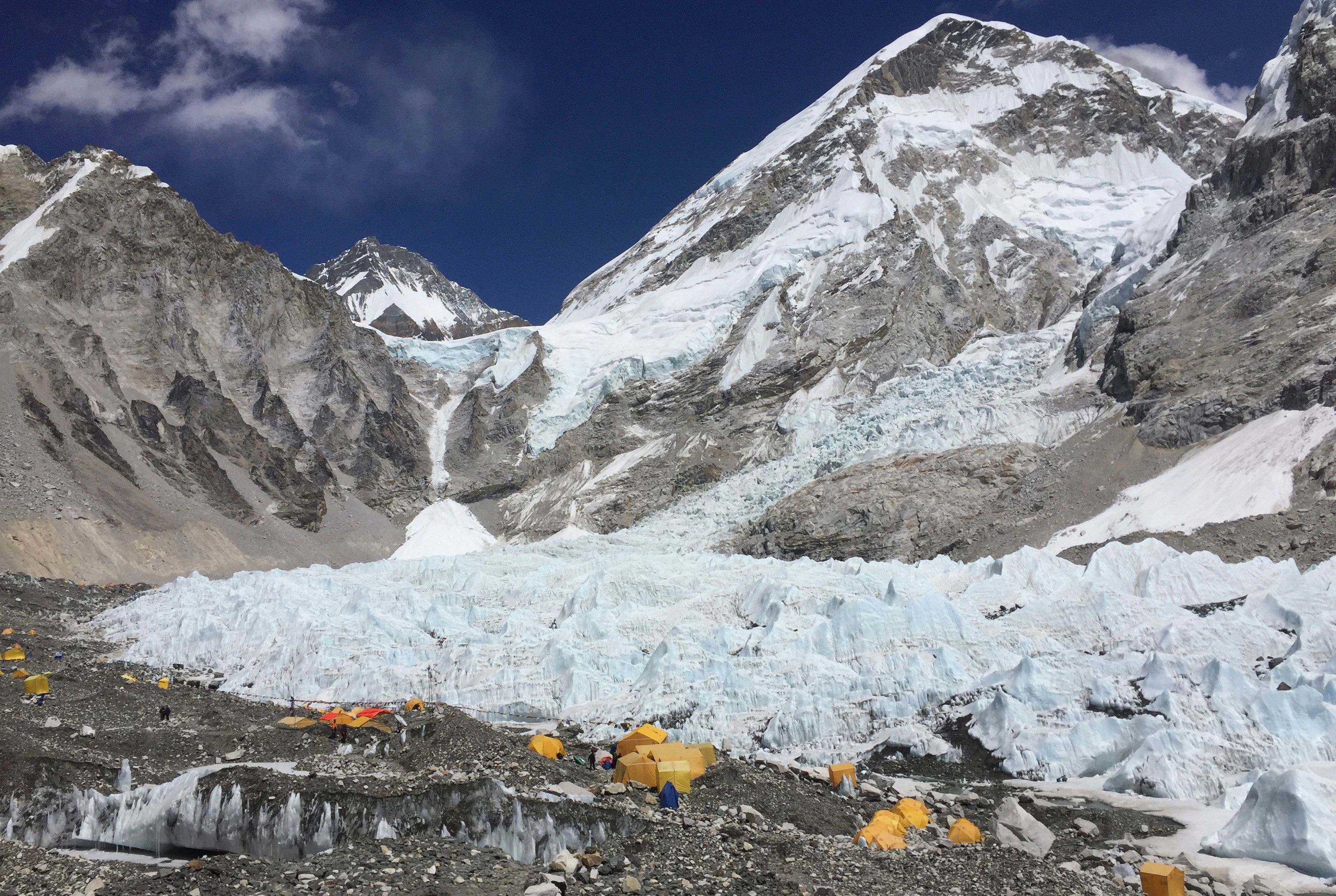 Death on Everest leads to risky effort to recover bodies | The