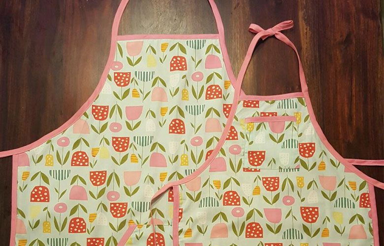 Mom-kid apron set for cooking lessons, adorable photos