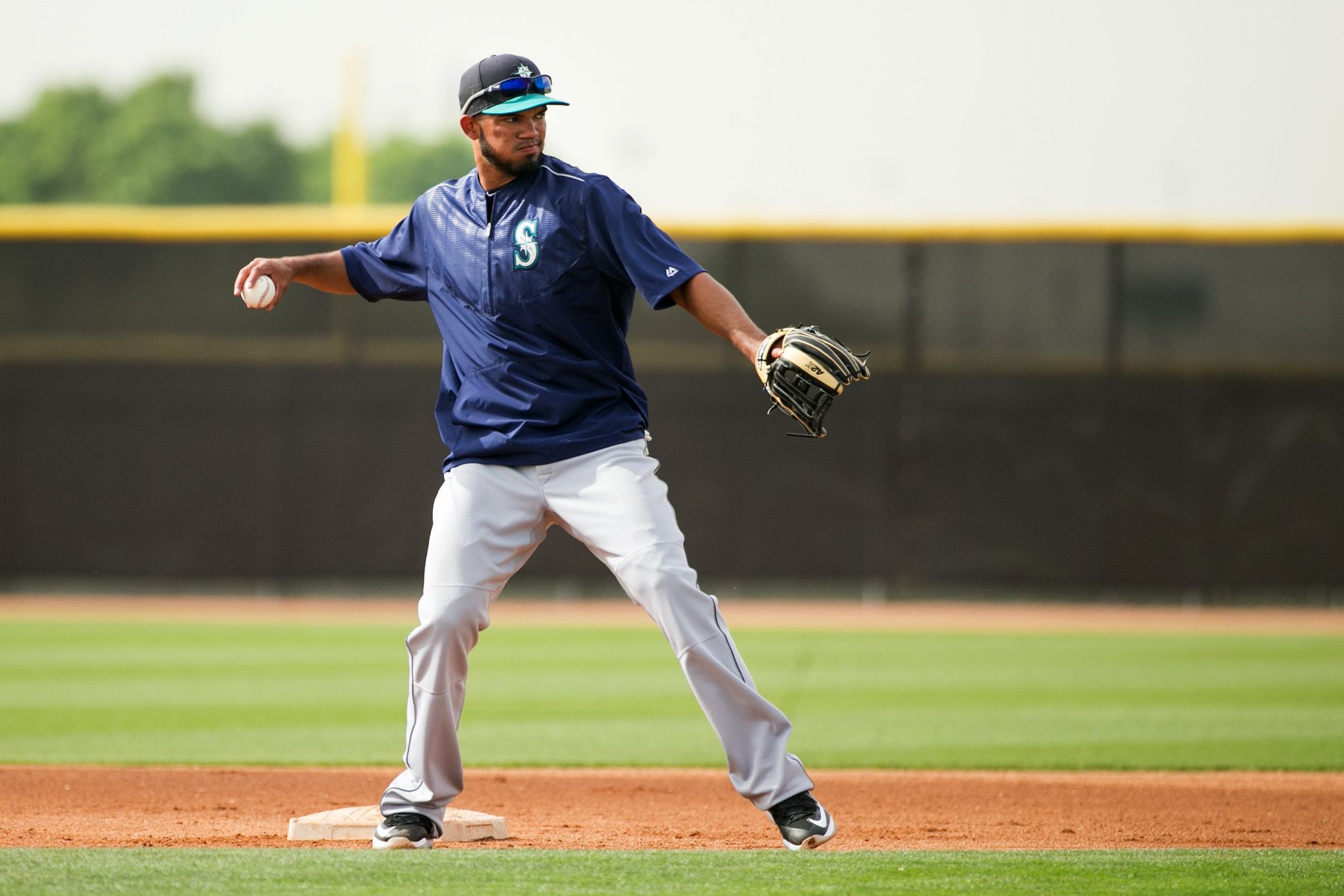 Brewers send Luis Sardinas to Mariners for Ramon Flores