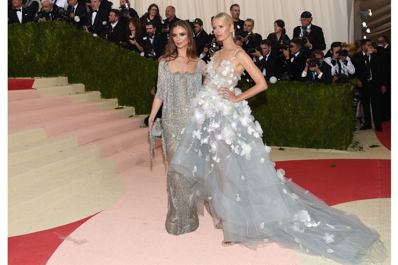 Mastery Tak for din hjælp Reklame Light-up gowns and gladiators: Met Gala fashion was fierce | The Seattle  Times