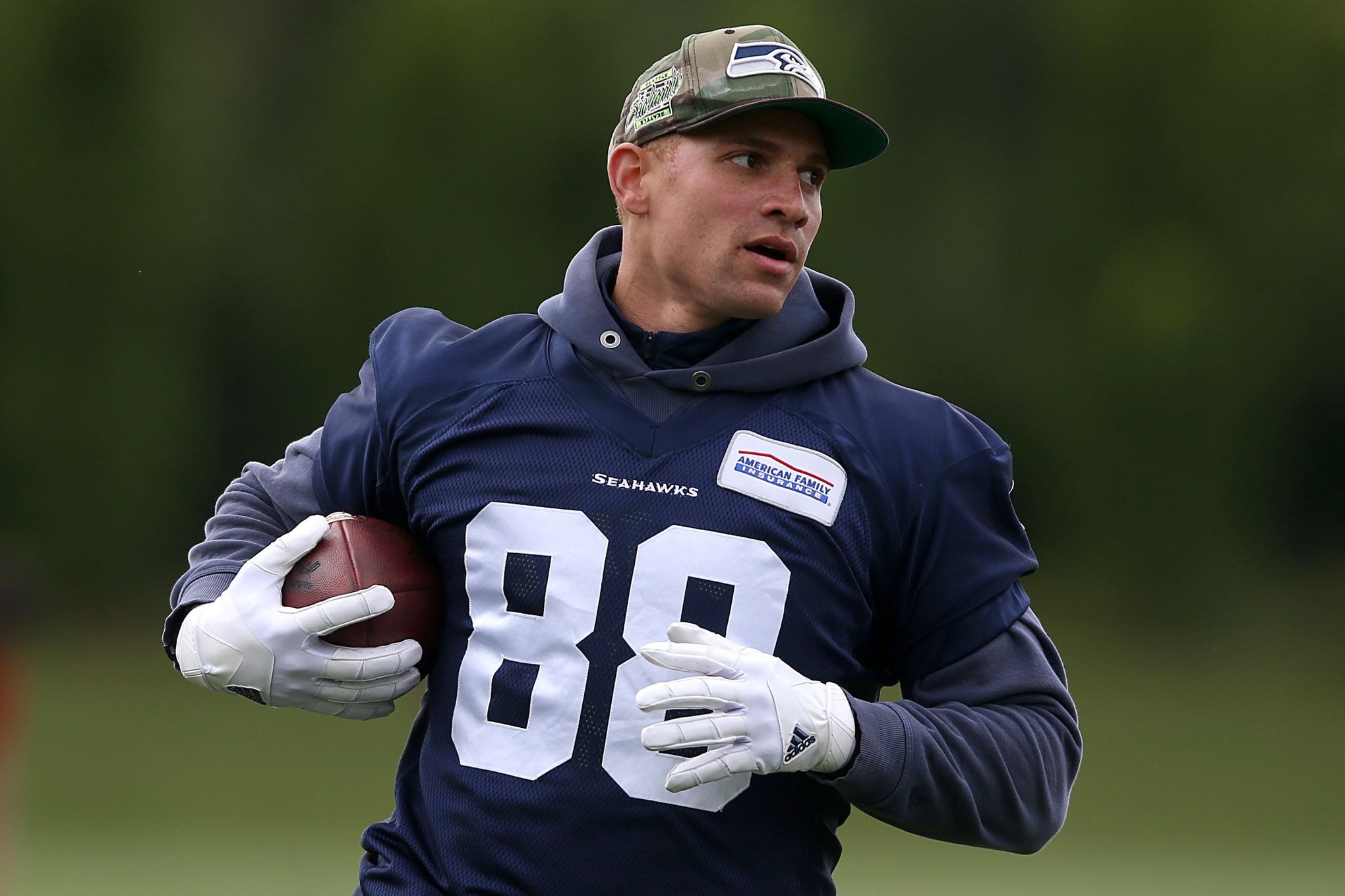 Jimmy Graham, Thomas Rawls return to Seahawks with limited roles in win  over Dolphins