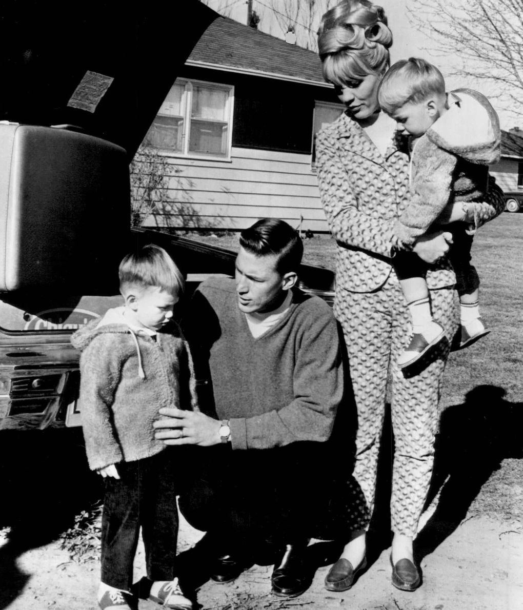 Mel Stottlemyre Sr., his wife Jean and two sons pack the family car in Mabton, Wash. — south of Yakima — before leaving for New York Yankees spring training. (Seattle Times archive)