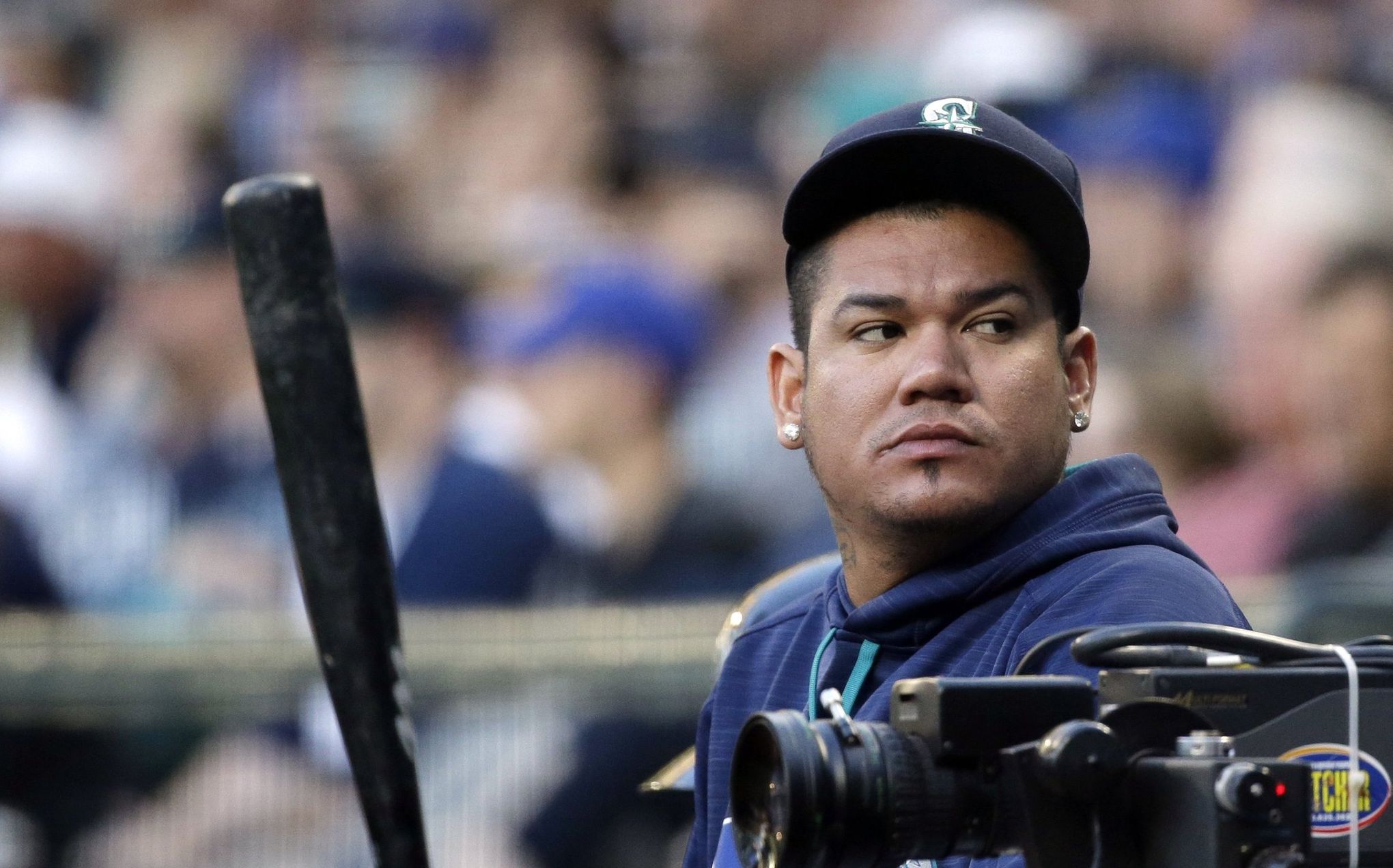 Mariners pitcher Felix Hernandez's son picks up a reporter's voice recorder  and interviews dad