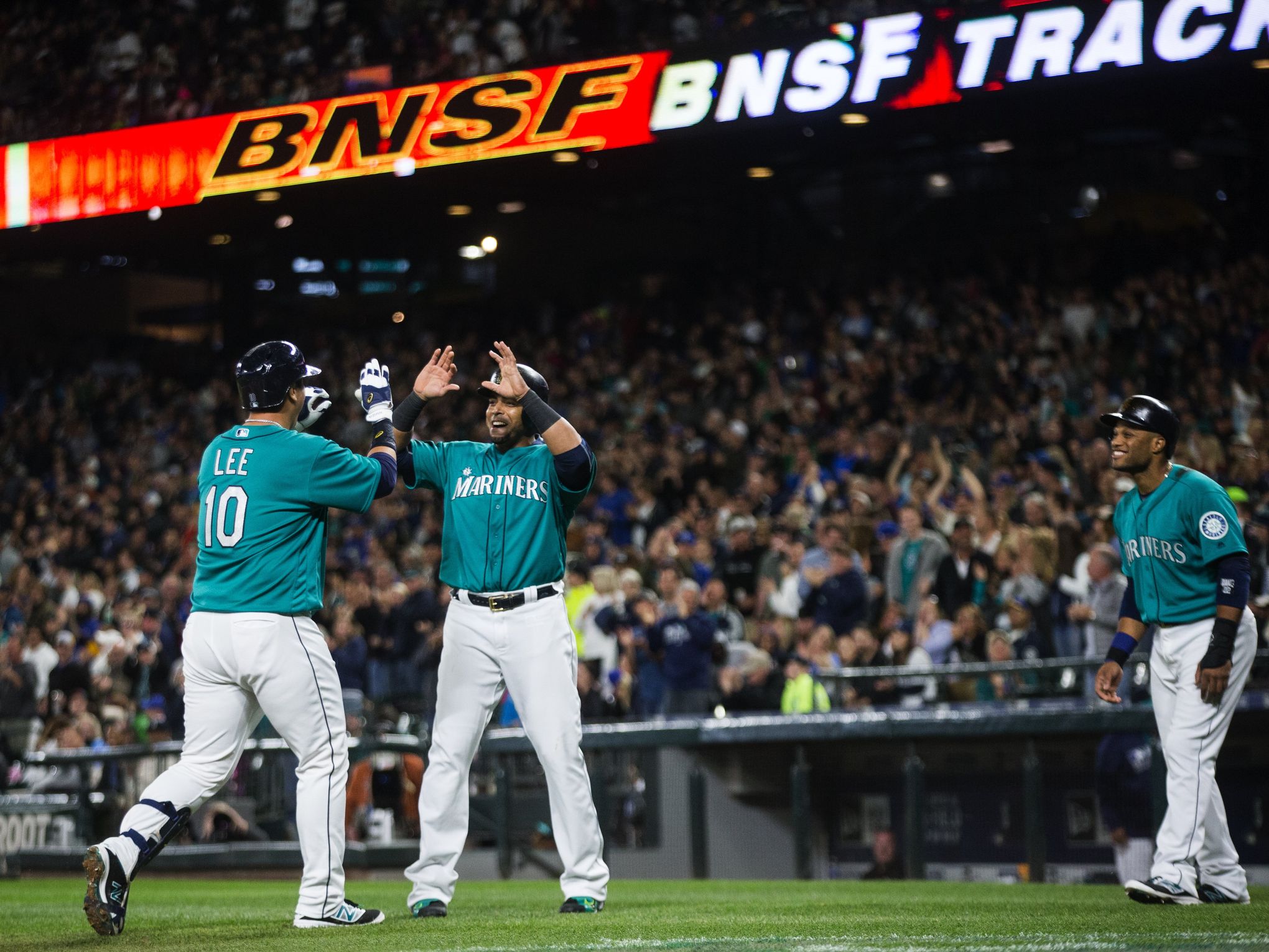Seattle Mariners win on Dae-Ho Lee's 10th-inning homer 